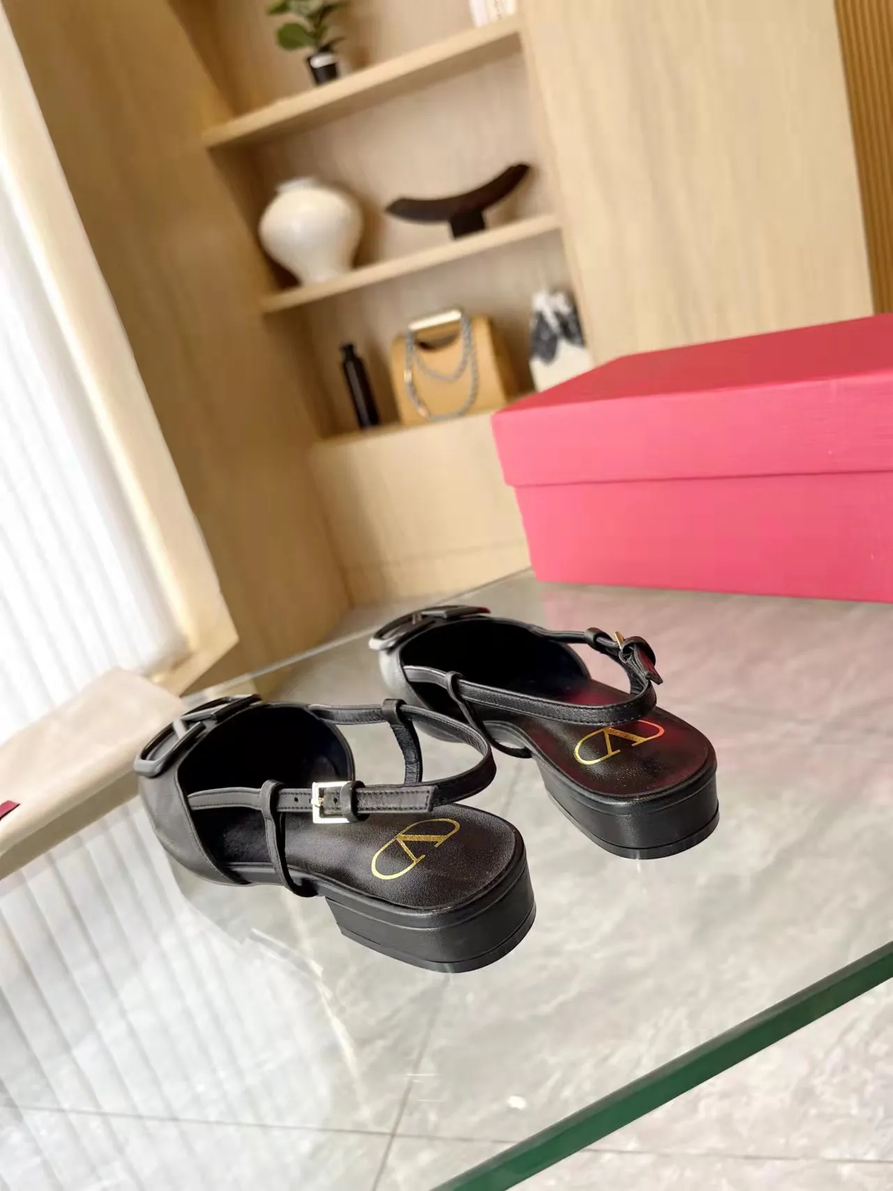 👟👟Ex-factory price 400👟👟 Genuine leather sole +40 Top version 𝑉𝐴𝐿𝐸𝑁𝑇𝐼𝑁𝑂 Valentino new spring and summer women's back hollow new sandals. Unique V-buckle hardware accessories bring out a full sense of luxury. The new season will live up to expectations! Worth buying★Absolutely high-grade❥Original method, Absolutely sensual❥Elegant style, creating a different feeling, simple and elegant style!  Code number: 35-41 (34-42 customized, non-returnable) Fabric: Imported sheepskin Inner foot pads: Inner sheepskin Heel height: 2 cm Leather outsole Rubber outsole